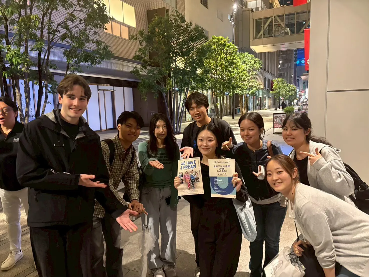 映画祭のチラシを手にする実行委員